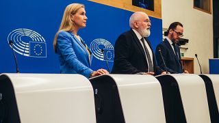 La Commissaire européenne en charge de l'Energie et le vice-président de la Commission européenne (de gauche à droite)