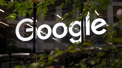 Логотип Google на штаб-квартире корпорации