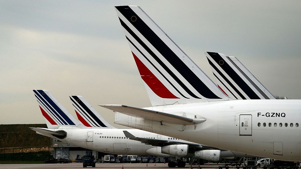 MISE À JOUR: 1 000 vols annulés alors que la frappe aérienne française provoque des perturbations «extrêmes»