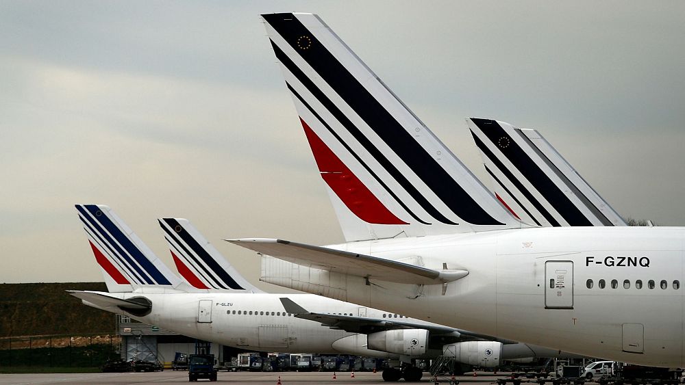 Photo of MISE À JOUR: 1 000 vols annulés alors que la frappe aérienne française provoque des perturbations «extrêmes»