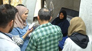سيدة مصابة بالكوليرا تتلقى العلاج في مستشفى بمدينة حلب شمال سوريا