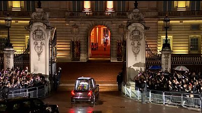 موكب نعش الملكة إليزابيث الثانية يصل قصر باكنغهام في لندن.