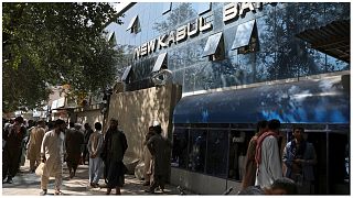 أفغان يقفون لأوقات طويلة أمام أحد البنوك في العاصمة كابول من أجل سحب الأموال - أرشيف
