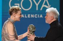 الممثلة الأسترالية الأمريكية كيت بلانشيت تتسلم جائزة غويا الدولية من المخرج الإسباني بيدرو ألمودوفار في حفل توزيع جوائز غويا الـ36 بفالنسيا.