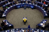 Глава Еврокомиссии Урсула фон дер Ляйен выступает перед депутатами на осенней сессии парламента в Страсбурге (Франция)
