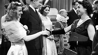 Die Queen trifft Schauspielerin Sally Barnes bei einem Besuch der BBC im Jahr 1953.