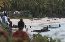 رجال الإنقاذ أمام شاطئ غالاوة، 35 كيلومترًا من موروني، جزر القمر  1 يوليو 2009