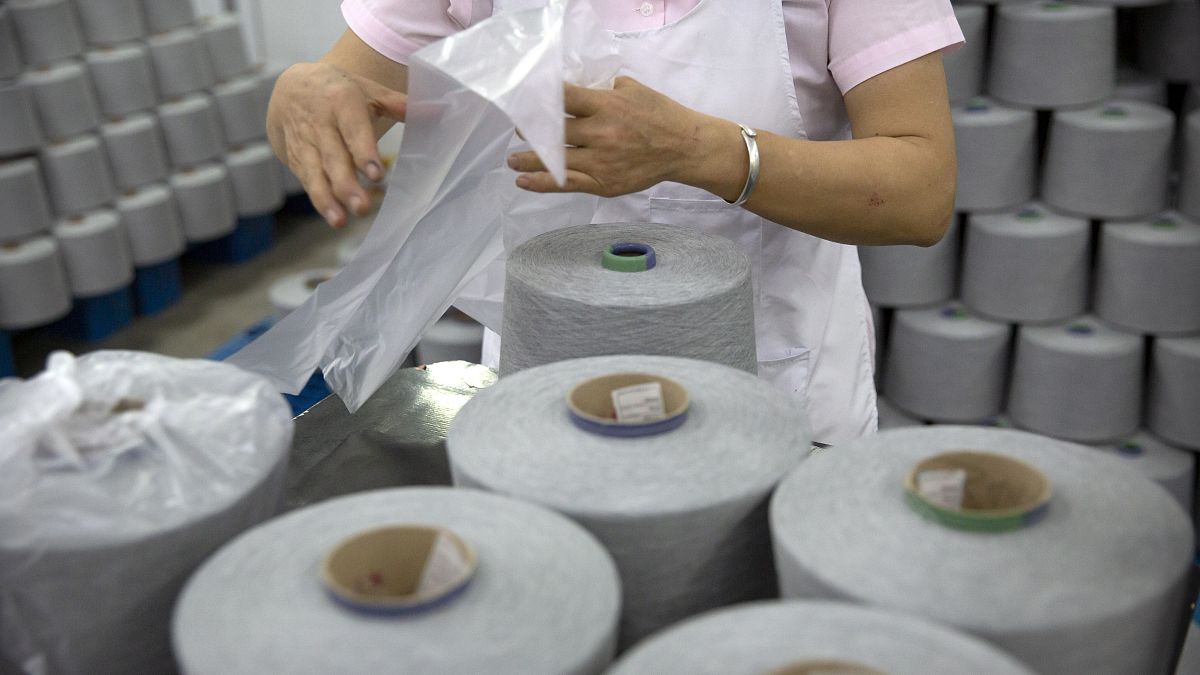 بكرات من الخيوط القطنية في مصنع منسوجات  في منطقة شينجيانغ ويغور ذاتية الحكم بغرب الصين. 2021/04/20