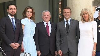 الرئيس الفرنسي إيمانويل ماكرون وزوجته بريجيت يستقبلان العاهل الأردني والملكة رانيا في قصر الإليزيه بباريس.
