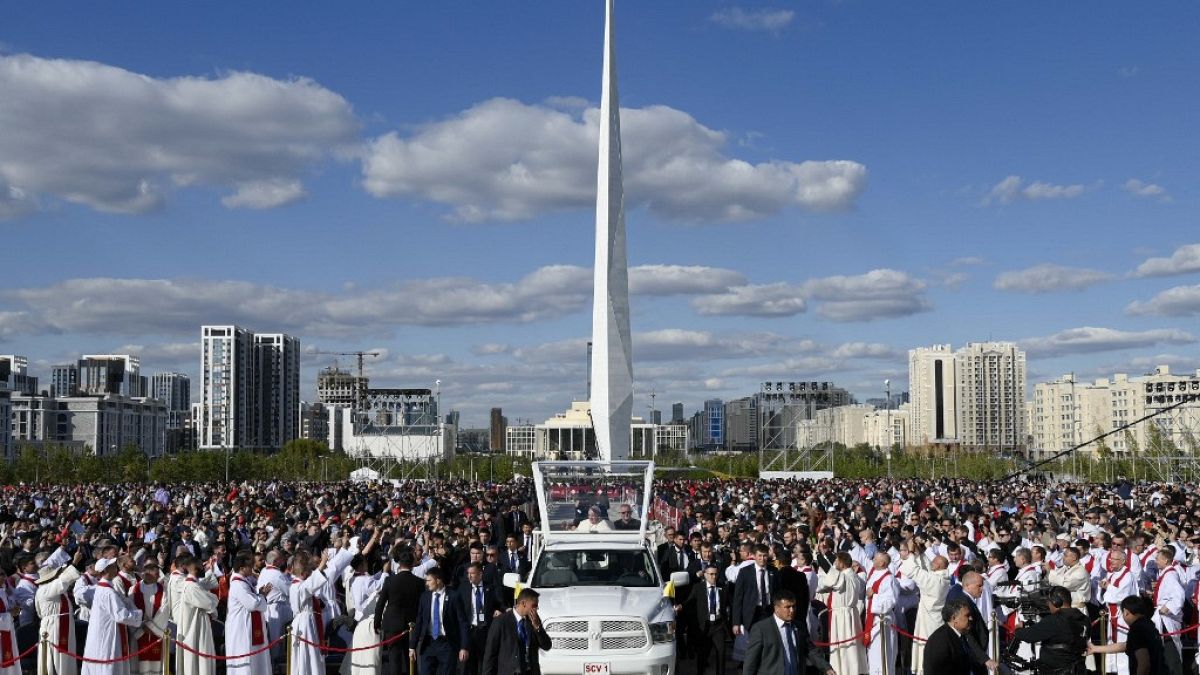 Papa Francesco arriva a Nur-Sultan