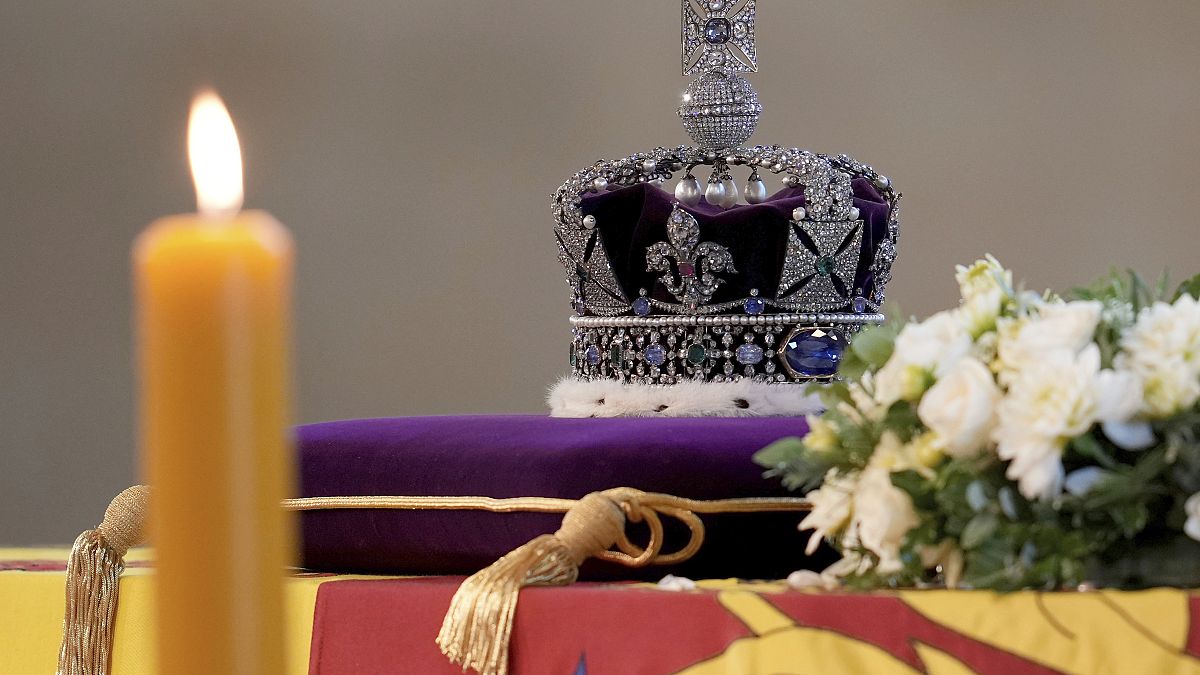 تاج الملك البريطاني فوق نعش الملكة اليزابيت الثانية - لندن. 2022/09/14