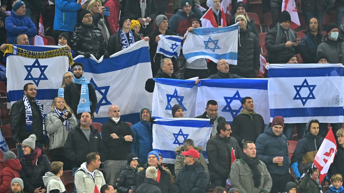 مشجعون إسرائيليون يرفعون الأعلام على مدرجات ملعب كلاغنفورت في جنوب النمسا.