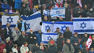 مشجعون إسرائيليون يرفعون الأعلام على مدرجات ملعب كلاغنفورت في جنوب النمسا.