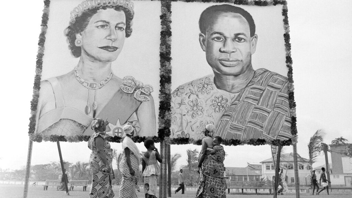 itratti della regina Elisabetta II e del presidente del Ghana Kwame Nkrumah sono esposti ad Accra, il 9 novembre 1961, mentre la città si prepara all'arrivo della Monarca