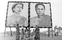 itratti della regina Elisabetta II e del presidente del Ghana Kwame Nkrumah sono esposti ad Accra, il 9 novembre 1961, mentre la città si prepara all'arrivo della Monarca