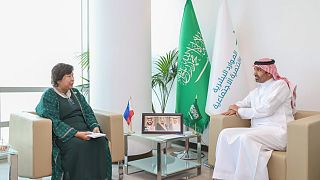 وزير الموارد البشرية والتنمية الاجتماعية السعودية أحمد بن سليمان الراجحي رفقة وزيرة العمّال المهاجرين في الفيليبين سوزان أوبلي.