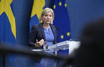 La primera ministra sueca de centro-izquierda, Magdalena Andersson, da una rueda de prensa en Estocolmo, Suecia, el miércoles 14 de septiembre de 2022