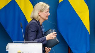 رئيسة الوزراء السويدية تغادر المنصة، بعد إلقاء كلمة في مؤتمر صحفي في ستوكهولم في 14 سبتمبر 2022.