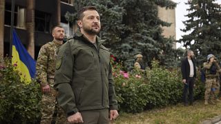 Volodomir Zelenszkij ukrán elnök az oroszoktól visszafoglalt harkivi területeken tett látogatása során szerdán