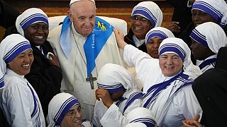 El papa Francisco rodeado de religiosas en Nursultán