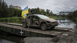 Украинские военные пересекают мост через Северский Донец, Изюм, Харьковская область