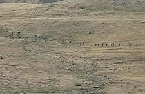 سربازان آذربایجانی در حال عبور از مرز ارمنستان و آذربایجان و نزدیک شدن به مواضع ارمنستان 