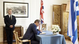 Ο Έλληνας πρωθυπουργός γράφει στο βιβλίο συλλυπητηρίων στην βρετανική πρεσβεία