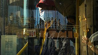 Un empleado de autobús espera a los pasajeros en una parada de autobús en el metro de Manila, Filipinas, el 8 de septiembre de 2022