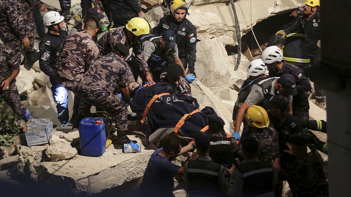 فرق الإنقاذ تنقل أحد الناجين من انهيار مبنى قديم في عمان، الاردن 14/09/2022