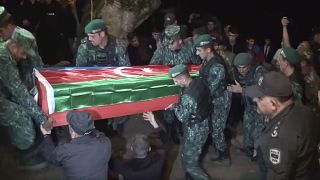 يحمل الجنود نعش الجندي الأذربيجاني شامستان صادخوف الذي قُتل على الحدود الأذربيجانية الأرمنية 13/09/2022