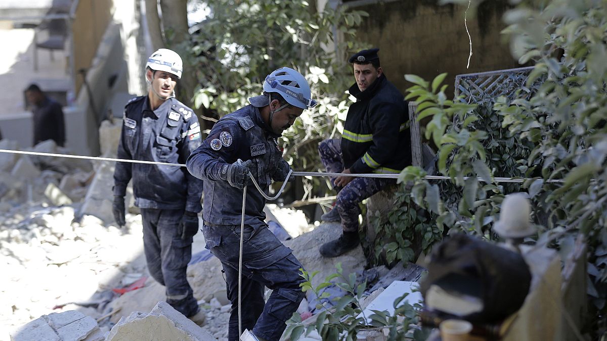 عمليات البحث عن ناجين تحت أنقاض المبنى المنهار في عمان بالأردن.