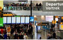 المسافرون ينتظرون في طوابير طويلة في مطار سخيبول بأمستردام، هولندا 21/09/2022