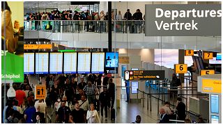 المسافرون ينتظرون في طوابير طويلة في مطار سخيبول بأمستردام، هولندا 21/09/2022