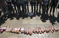 عرض الدمى أمام البرلمان من قبل متظاهرين للضغط على المجالس التشريعية لإصدار قانون لحماية النساء من الإجهاض السري وغير الآمن، المغرب، الثلاثاء 25 يونيو 2019. 