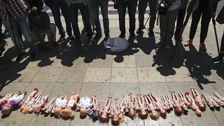 عرض الدمى أمام البرلمان من قبل متظاهرين للضغط على المجالس التشريعية لإصدار قانون لحماية النساء من الإجهاض السري وغير الآمن، المغرب، الثلاثاء 25 يونيو 2019.