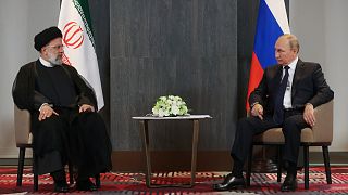 الرئيس الروسي فلاديمير بوتين يلتقي بالرئيس الإيراني إبراهيم رئيسي على هامش قمة منظمة شنغهاي للتعاون في سمرقند بأوزبكستان.