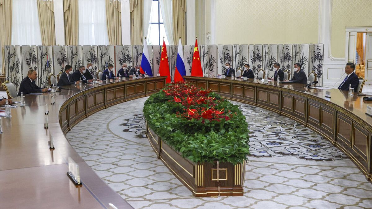 Cinping Putin ile Özbekistan'ın Semerkant kentinde yapılan Şanghay İşbirliği Örgütü (ŞİÖ) Zirvesi öncesinde görüştü.