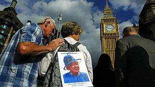 Des personnes venues faire leux adieux à la Reine Elizabeth II dont le cercueil est exposé à Westminster Hall, le 15 septembre 2022, Londres