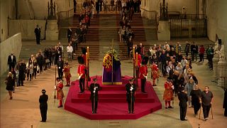 Caixão com o corpo de Isabel II est´á em Westminster Hall