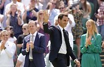 Roger Federer saludando a los aficionados