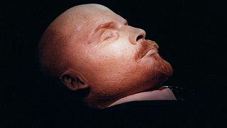جثمان الزعيم السوفييتي فلاديمير لينين الذي توفي قبل ما يقارب المئة عام