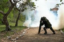 Un soldado colombiano realiza maniobras militares en Tolemaida
