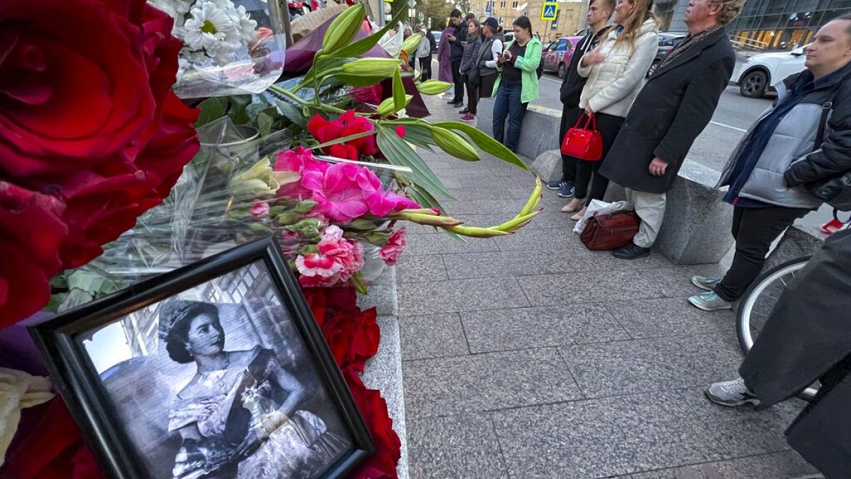 Ρώσοι αφήνουν λουλούδια έξω από την βρετανική πρεσβεία στη Μόσχα μετά τον θάνατο της Βασίλισσας Ελισάβετ