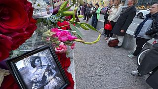 Ρώσοι αφήνουν λουλούδια έξω από την βρετανική πρεσβεία στη Μόσχα μετά τον θάνατο της Βασίλισσας Ελισάβετ