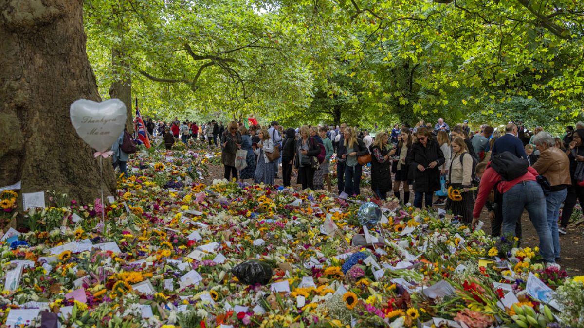 Kralize Elizabeth'in ölümü ile patlama yaşanan çiçek talebini karşılamak için yarışan Türk çiçekçiler karayoluyla tırlar yerine uçakları kullanmaya başladı