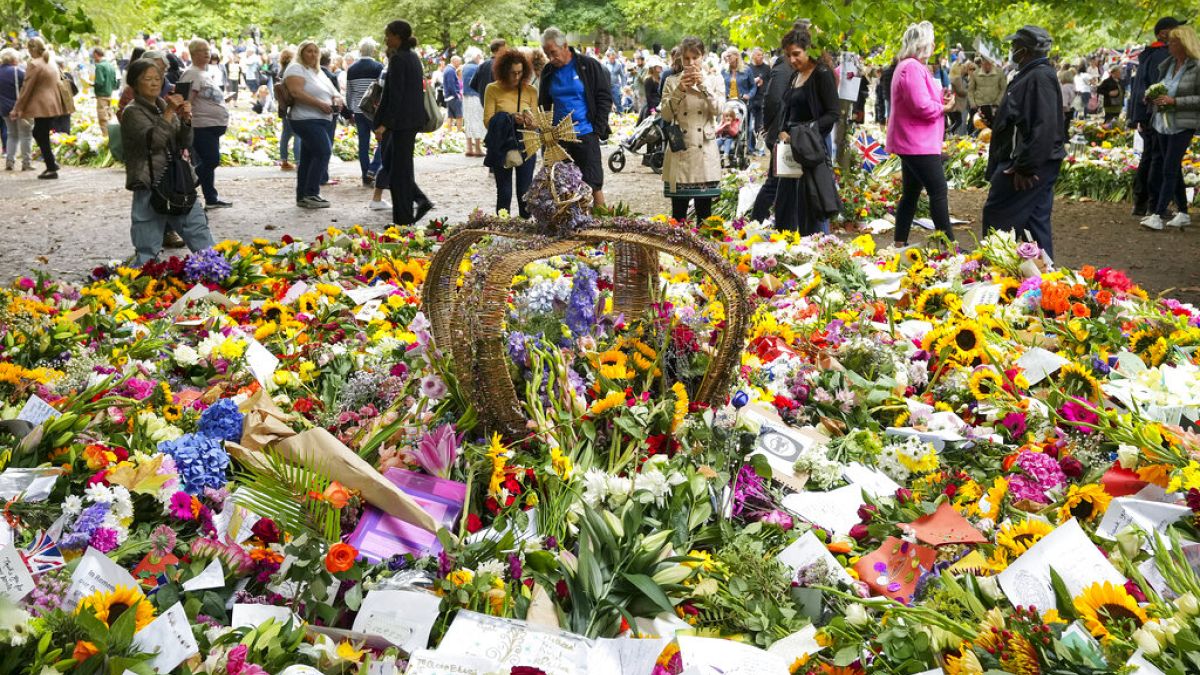 Χιλιάδες Βρετανοί καταθέτουν λουλούδια στη μνήμη της Βασίλιασας Ελισάβετ έξω από το Παλάτι του Μπάκινγχαμ