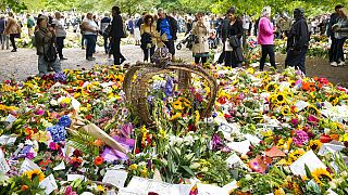 Χιλιάδες Βρετανοί καταθέτουν λουλούδια στη μνήμη της Βασίλιασας Ελισάβετ έξω από το Παλάτι του Μπάκινγχαμ