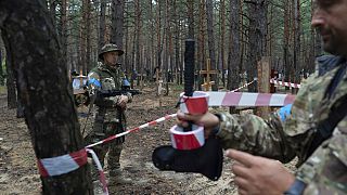 Des soldats ukrainiens isolent la zone où des tombes ont été découvertes, le 15 septembre 2022