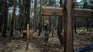 جندي أوكراني وسط المقابر بالقرب من إيزيوم