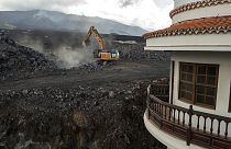 Una máquina trabaja en la reconstrucción de La Palma